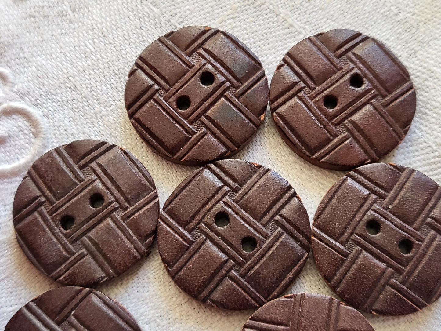 Lot 7 boutons vintage marron en bois chocolat à trous  2,3 cm ref 3256