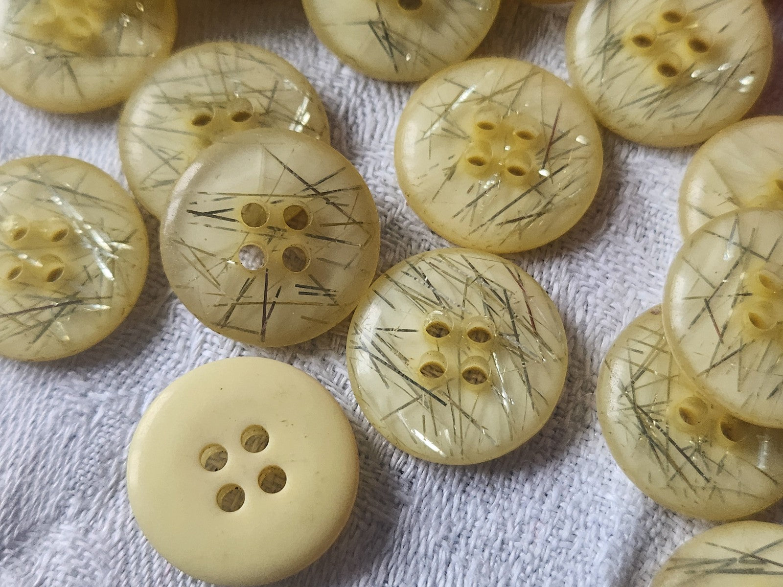 Lot 22 boutons vintage creme pâillete liserté argenté  1,8 cm ref 5467