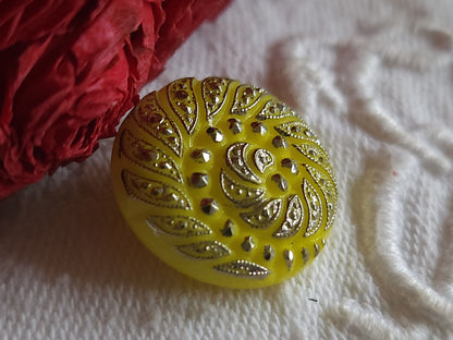 Bouton vintage en verre jaune  travaillé argenté 1,8 cm G7B