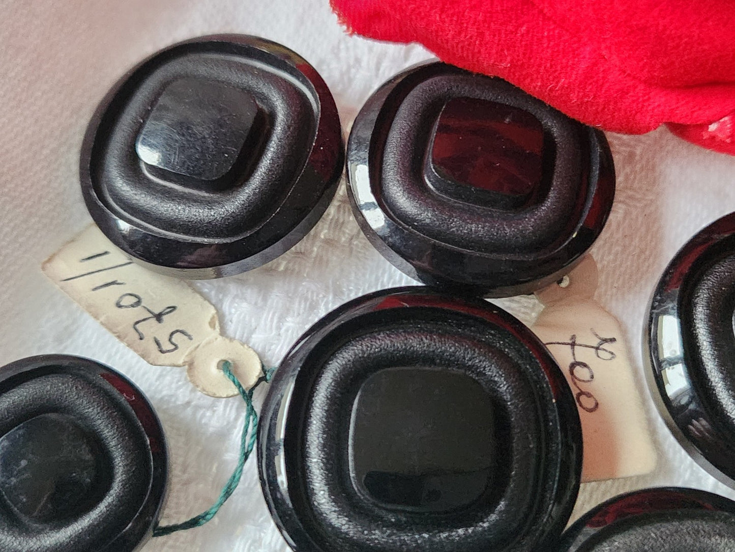 Lot 7  boutons vintage noir etiquette panaché pied 1,9 à 2,6 cm  ref 2314