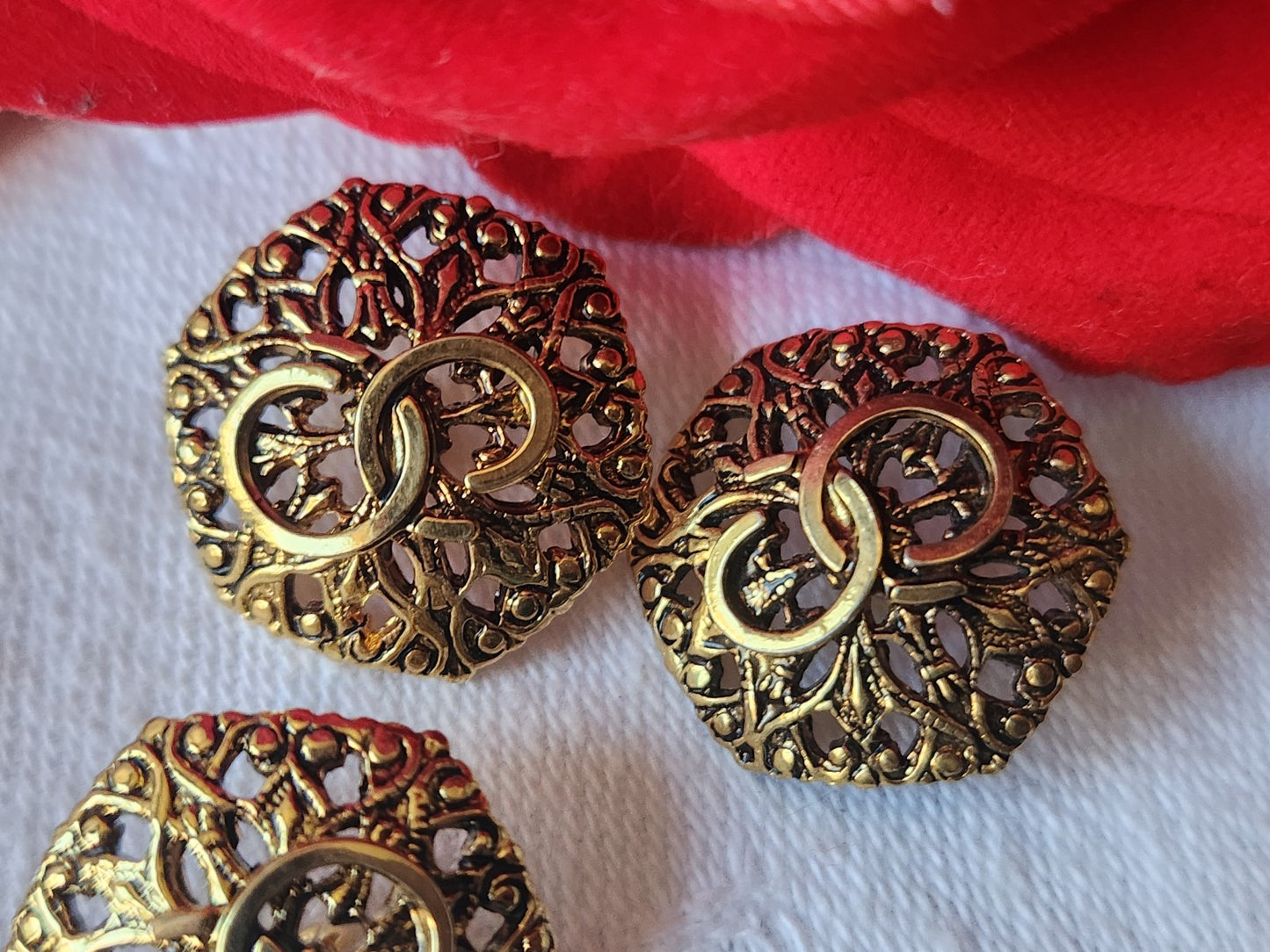 Trio  superbes boutons vintage collection en métal dentelle doré  1,7 cm D11A