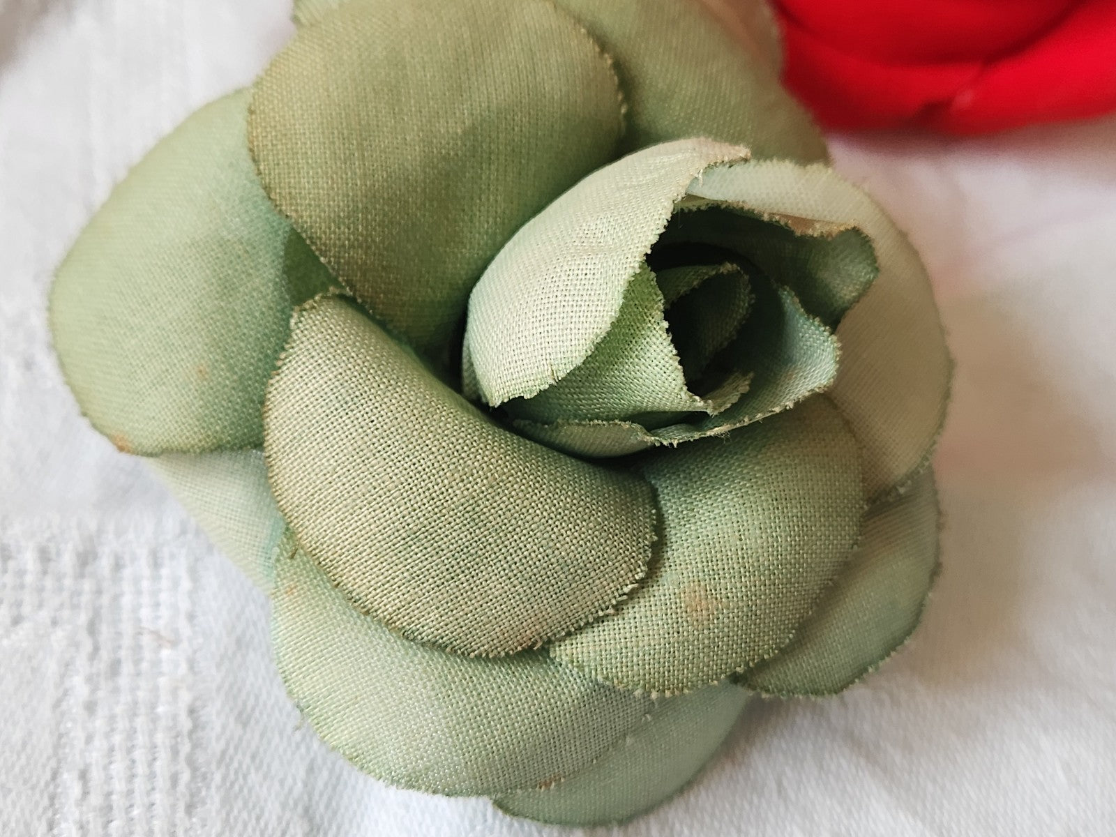 Grosse fleur ancienne verte sur broche chapeau 10 cm sur 8,5  cm T0-07
