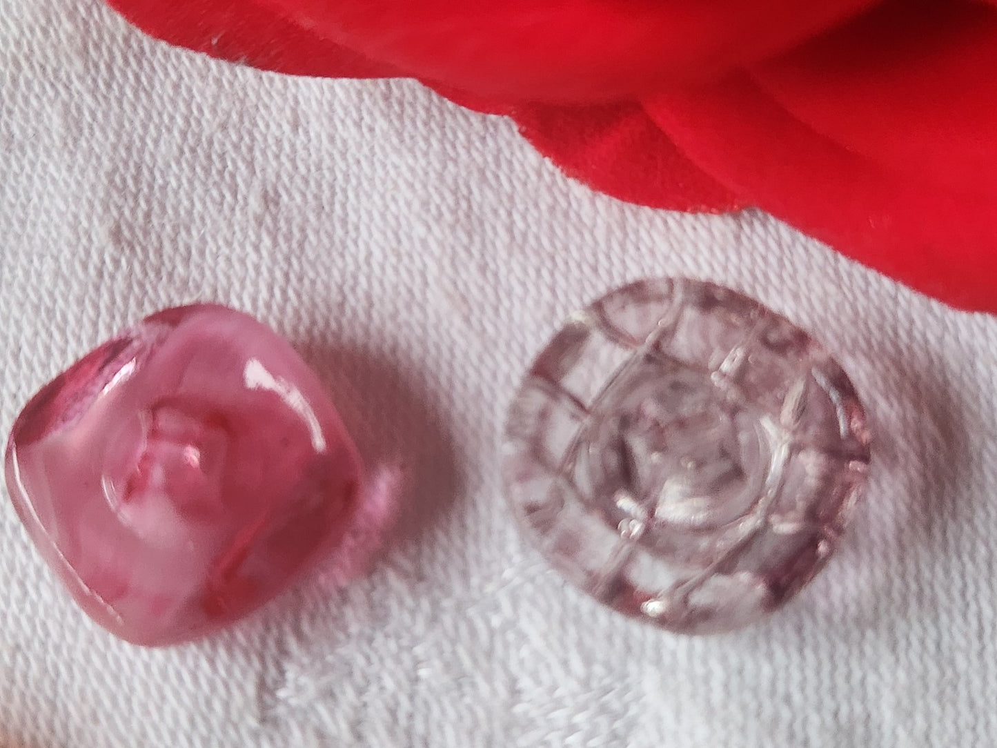 Duo boutons anciens en verre rose violet vintage 1,6 et 1,7  cm D9O