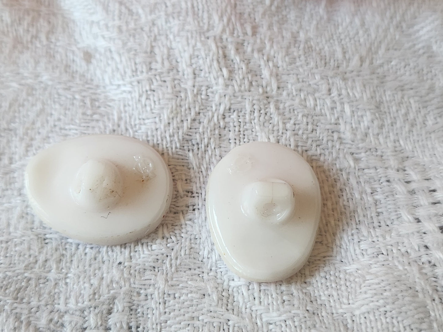 Duo boutons anciens  en verre blanc rose à pied 1,4 sur 1,8 cm D17K
