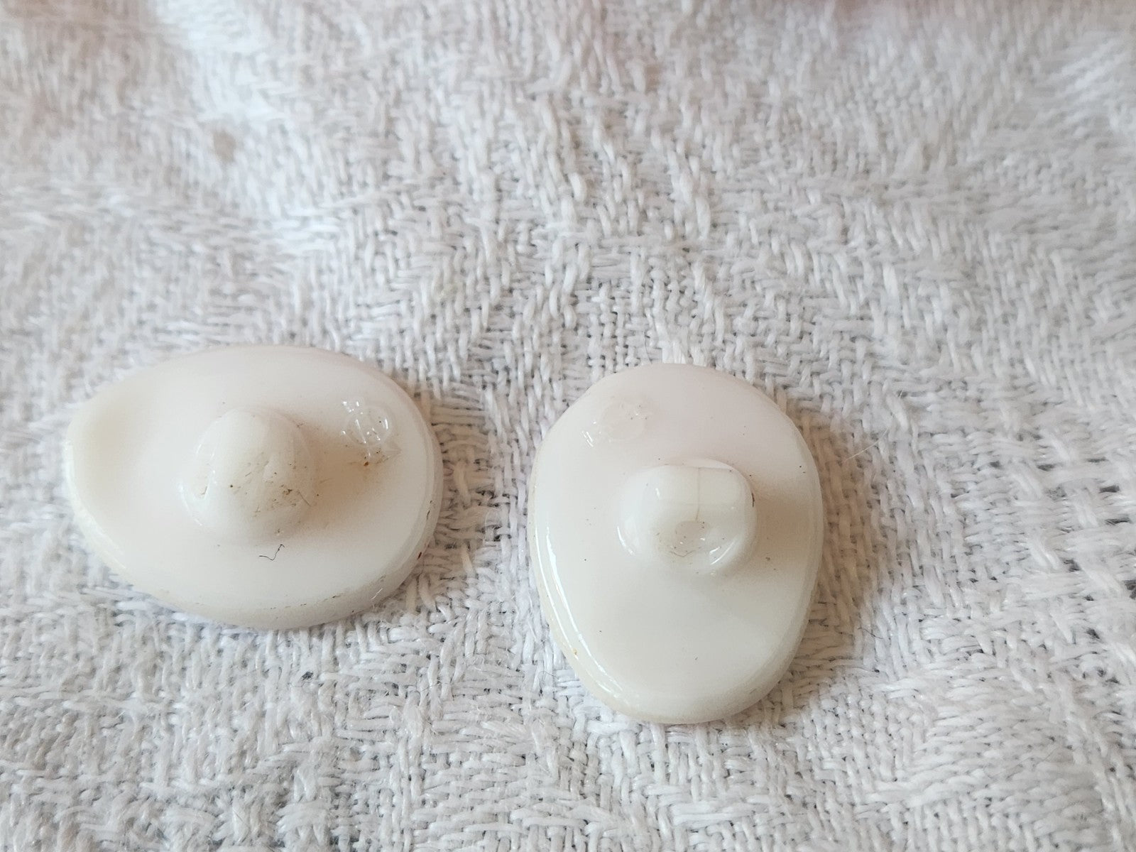Duo boutons anciens  en verre blanc rose à pied 1,4 sur 1,8 cm D17K