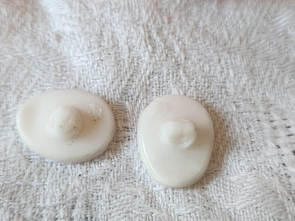 Duo boutons anciens  en verre blanc rose à pied 1,4 sur 1,8 cm D17K
