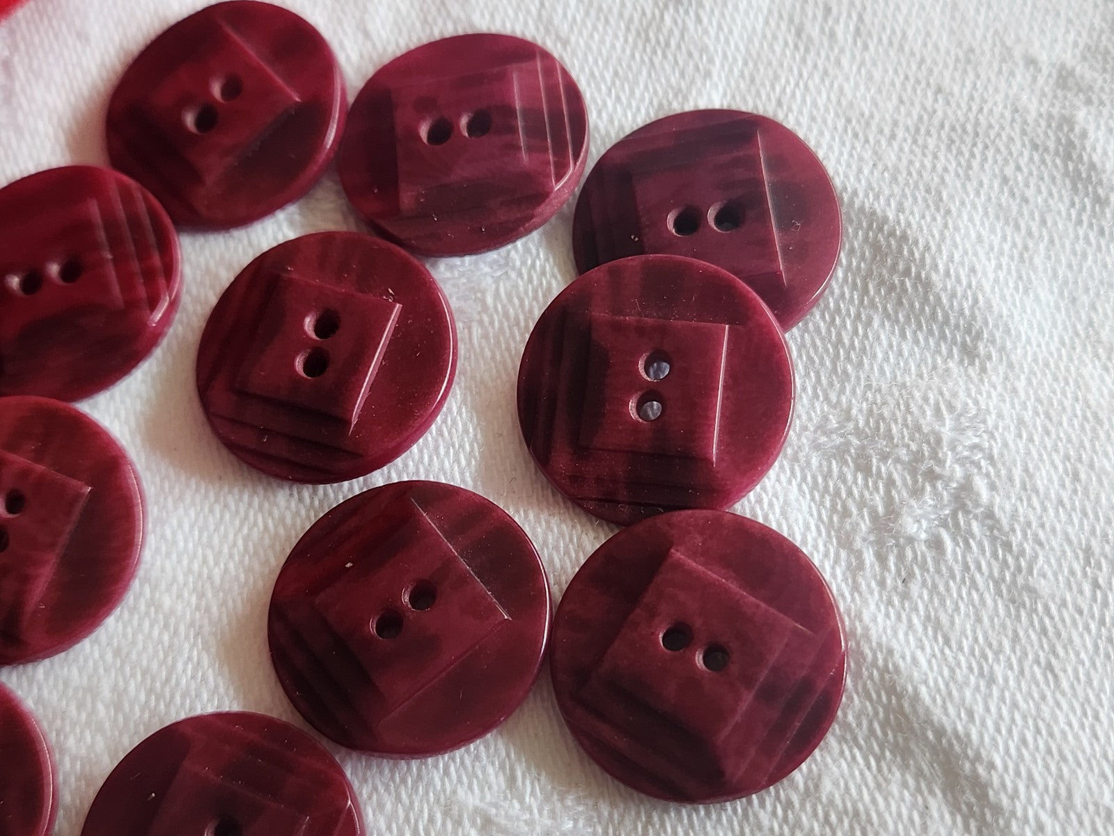 Lot 12 boutons anciens en corozo prune   1,7 cm trous ref 2758