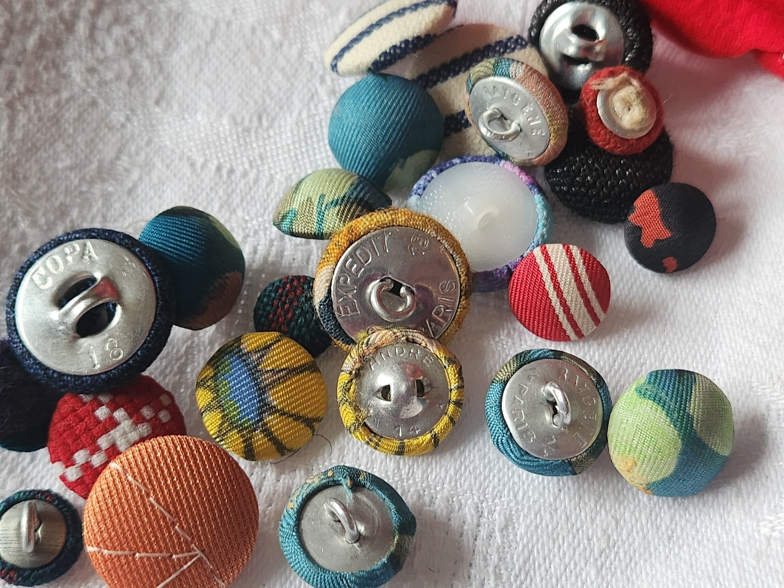 Lot 24 boutons anciens  tissu vintage panaché pied 1 à 1,9 cm ref 161