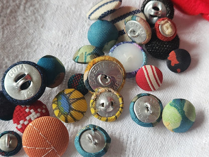 Lot 24 boutons anciens  tissu vintage panaché pied 1 à 1,9 cm ref 161