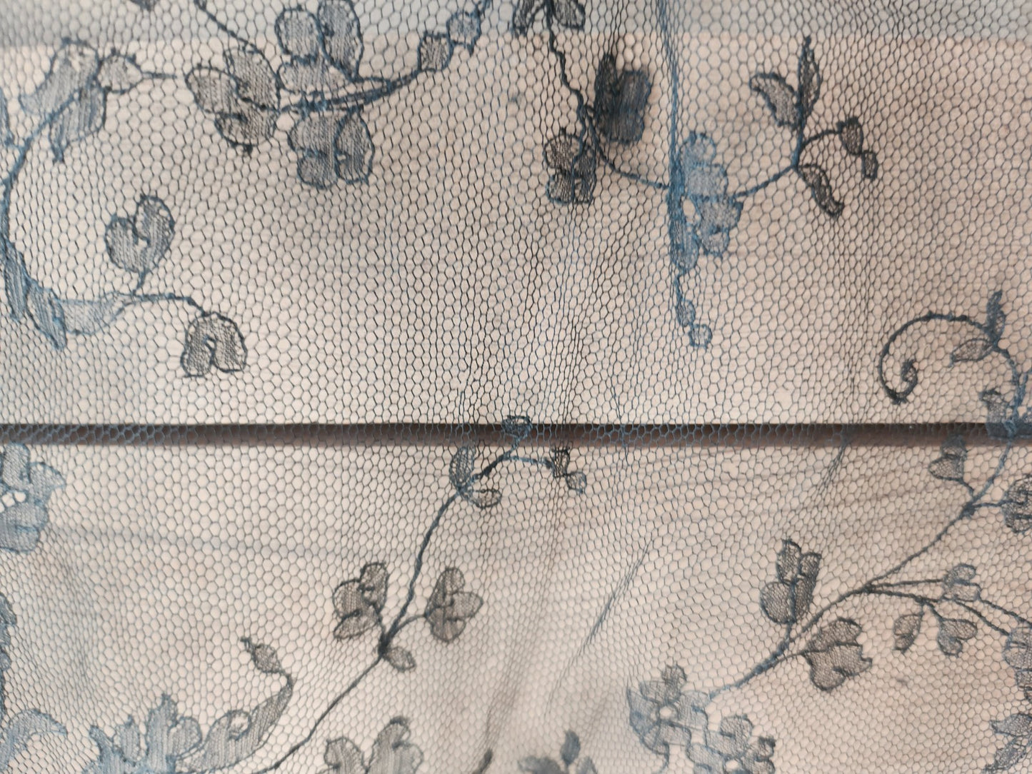 Long coupon de dentelle noire ancienne partie de mantille? B3