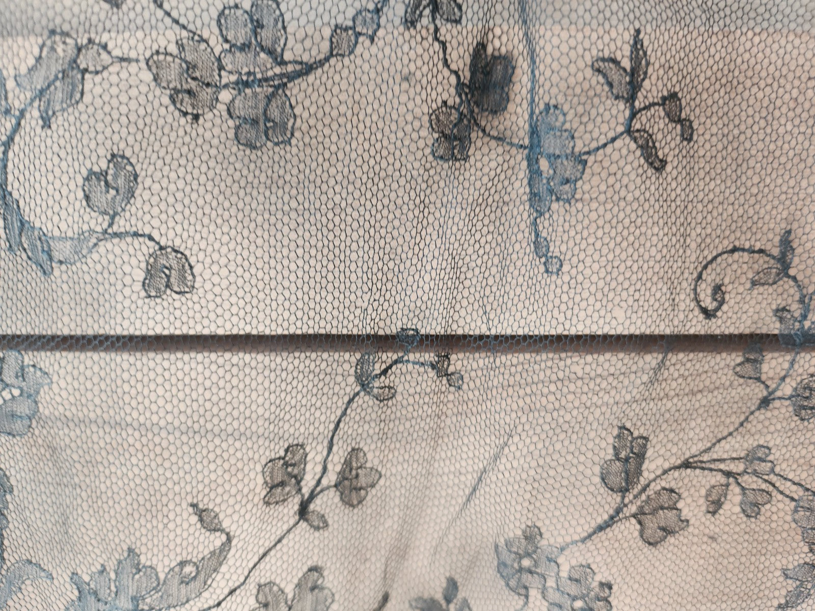 Long coupon de dentelle noire ancienne partie de mantille? B3