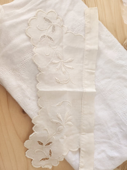 Dentelle ancienne fait  jolie large 1 mètre 50  sur 3,9 cm T1-20
