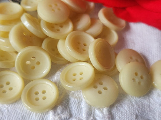 Lot 19 petits  boutons vintage creme beige trous 1,4 cm ref 897