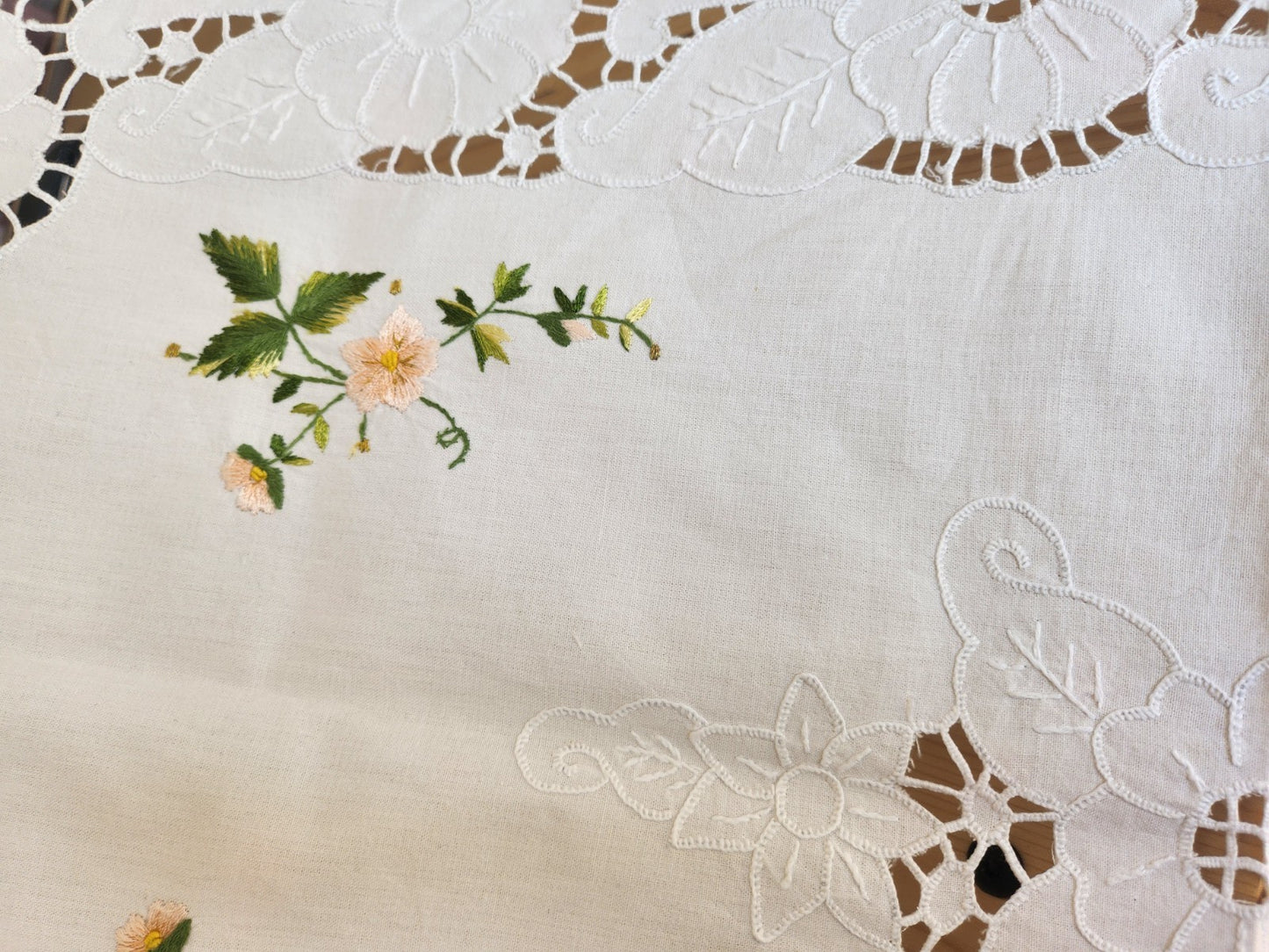 Grand napperon ancien ovale centre de table broderie 49,5 sur 88 cm B7