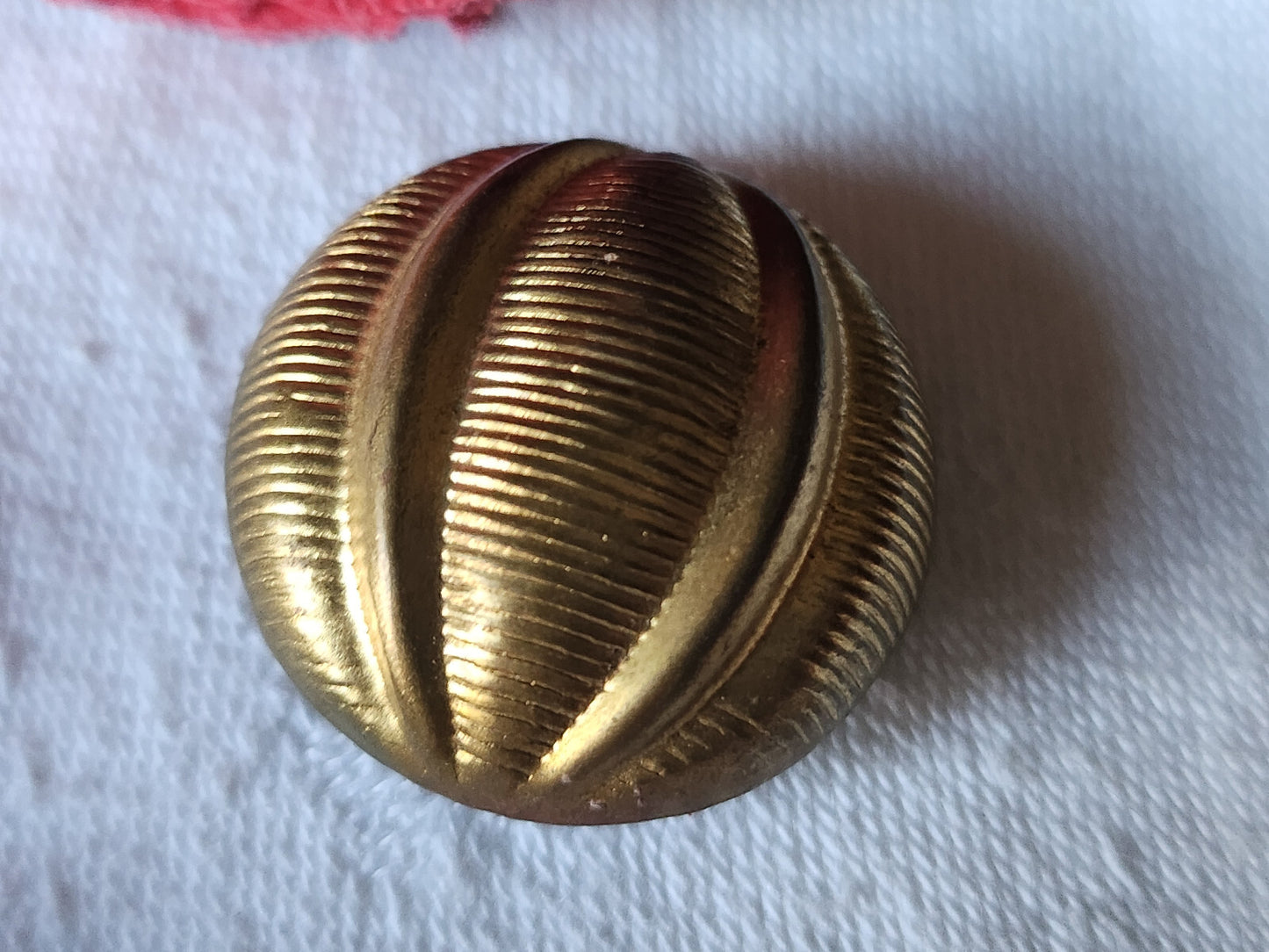 Gros bouton ancien en métal  bombé travaillé collection   2,6 cm D7S