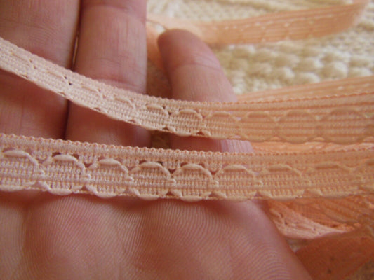 Dentelle vintage rose travaillée bordure 10 métres A4