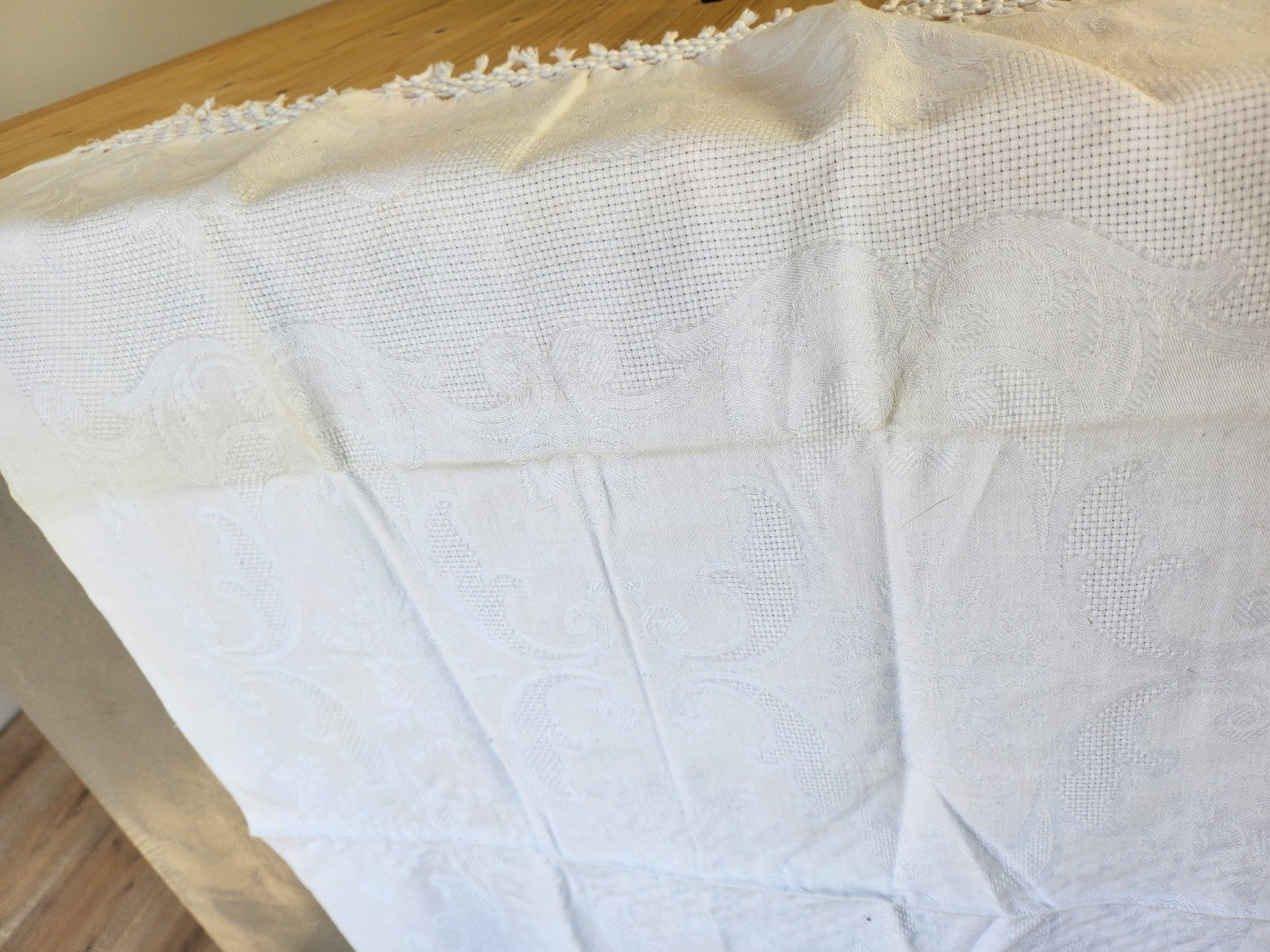 Ancien cache torchon ou serviette frangée blanc damassée B6