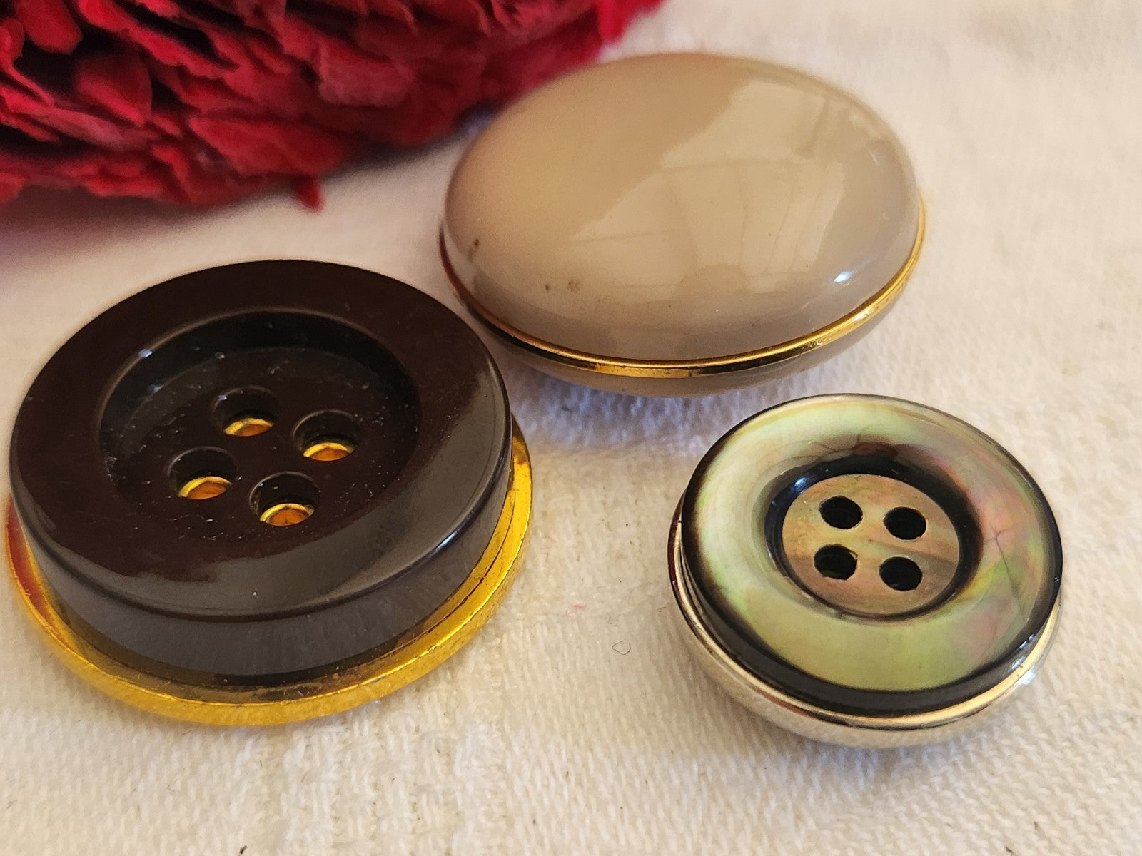 Trio boutons anciens Pavese signé  1,9 cm à 2,6 cm (un en nacre) ref 1858