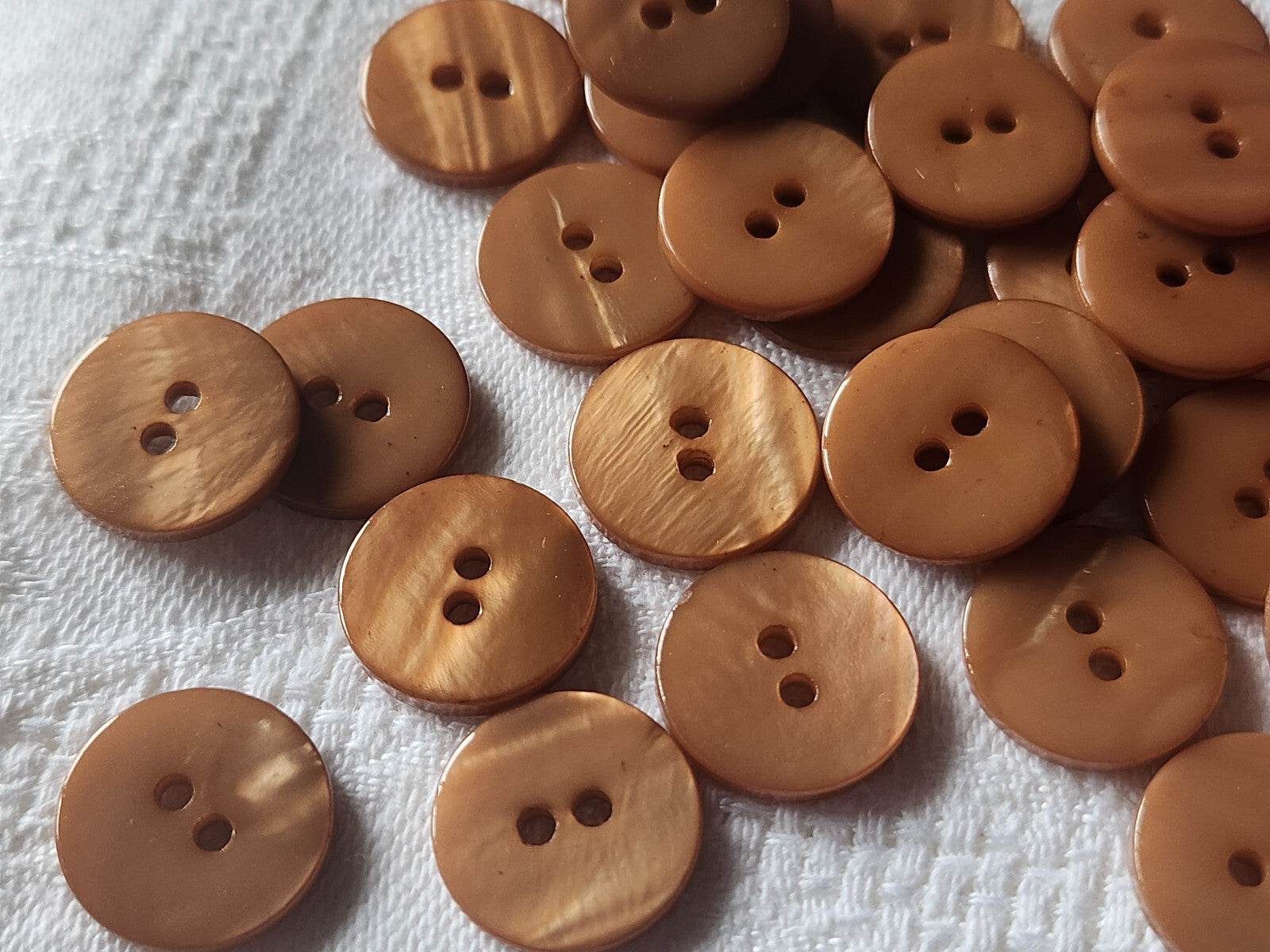 Lot 12 boutons vintage en nacre marron  à trous 1,5 cm ref 3901