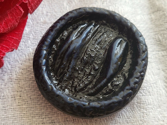 Gros bouton ancien ovale bleu noir texturé vintage 3,1 sur 3,4 cm D15P