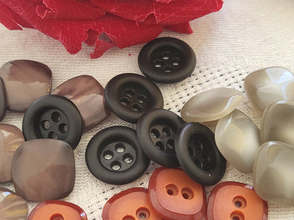 Lot 30 petits boutons vintage panaché gris noir marron  1,2 à 1,4 cm  ref 5065