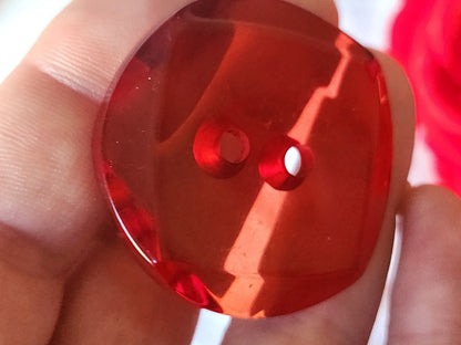 Gros bouton vintage rouge transparent épais superbe 4 cm trous ref  4913 **