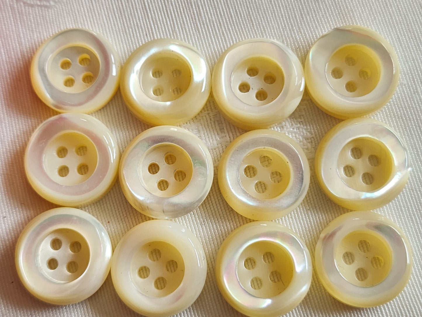Lot  12 boutons anciens en nacre blanc épais bord 1,7 cm lourd ref  6352