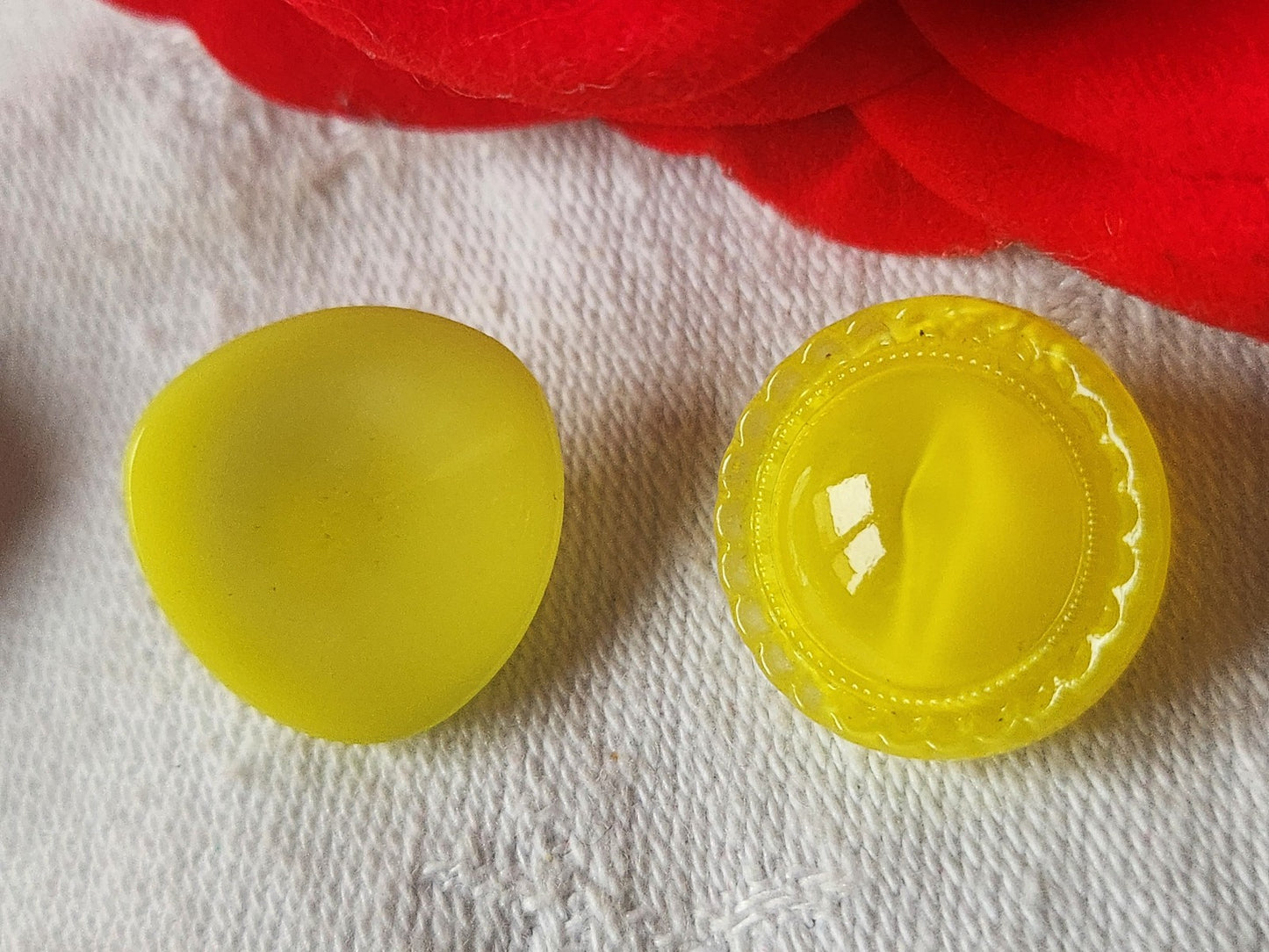 Duo boutons anciens en verre  motif jaune vintage 1,8 cm D9L