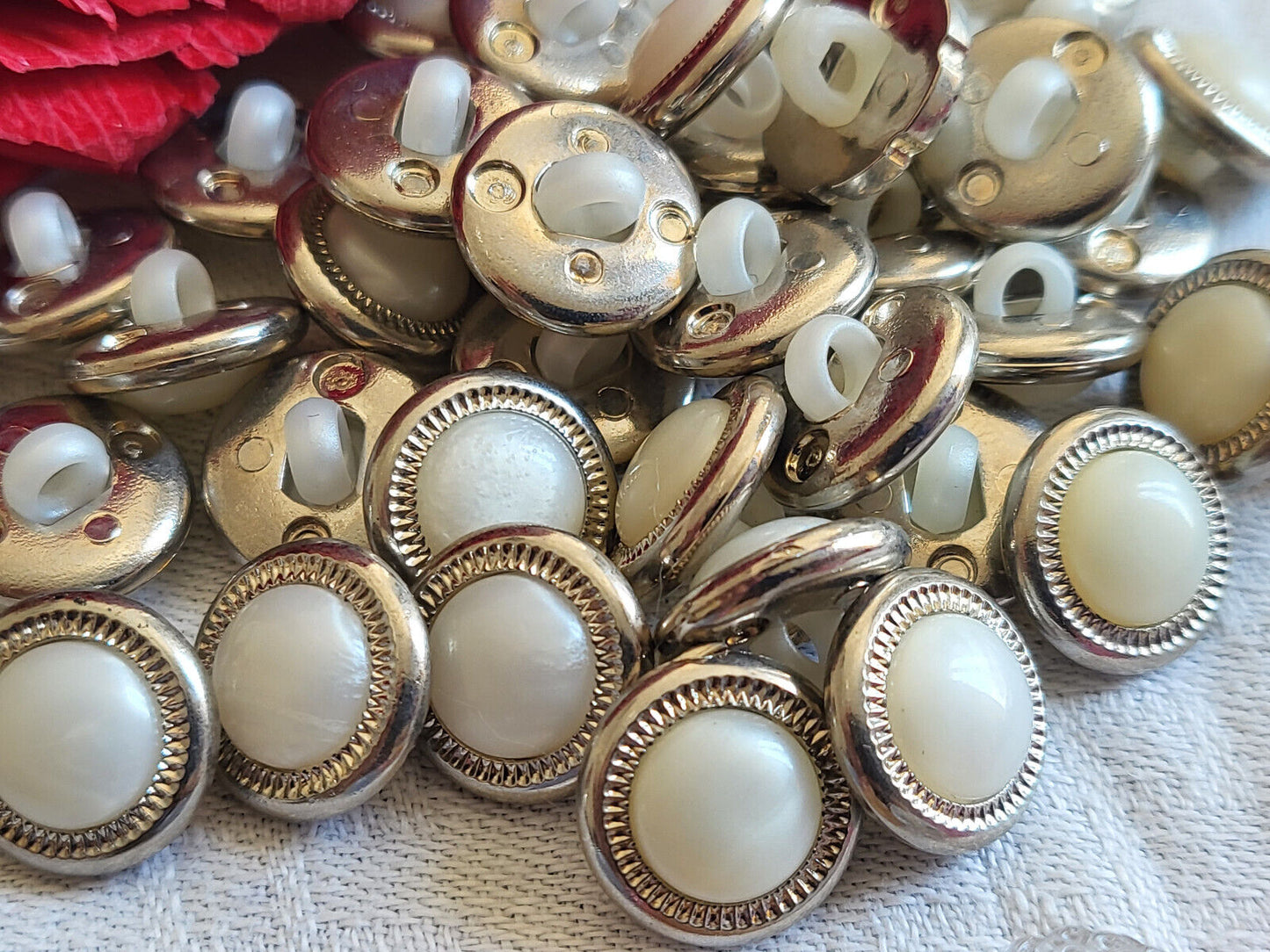 Lot 18 petits boutons blanc argenté à pied diamètre 1,2 cm vintage ref 5478