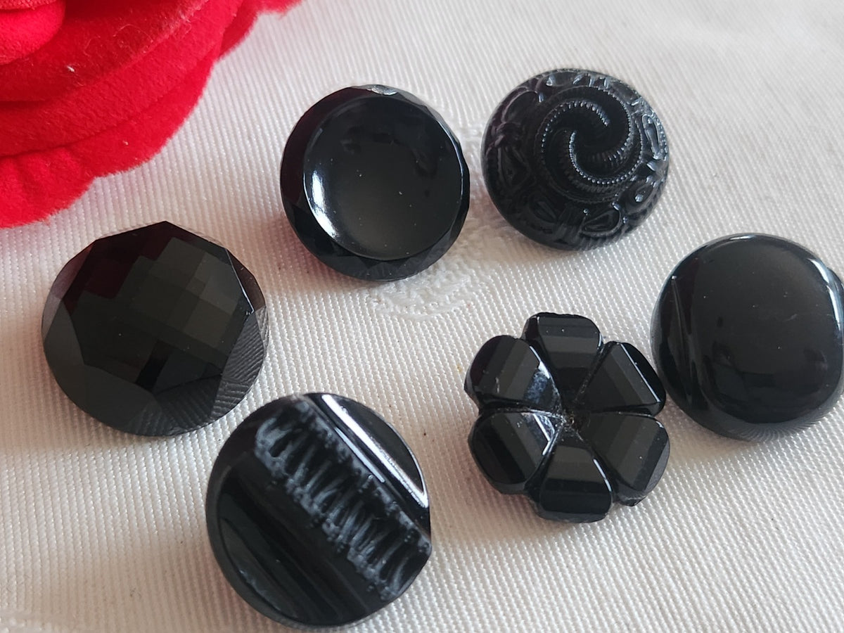 Lot 6 boutons anciens vintage  en verre noir  panaché 1,7/ 1,8 cm ref 6241