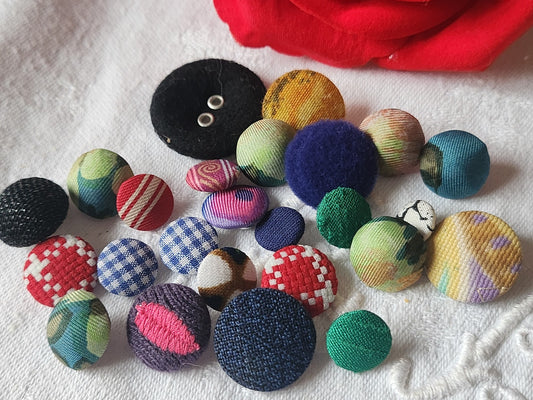 Lot 24 boutons anciens  tissu vintage panaché pied 1 à 2,6 cm ref 382