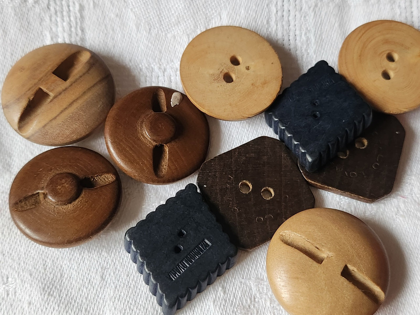 Lot 10 boutons anciens en bois duo 2,4 cm à 2,8 cm ref 2199