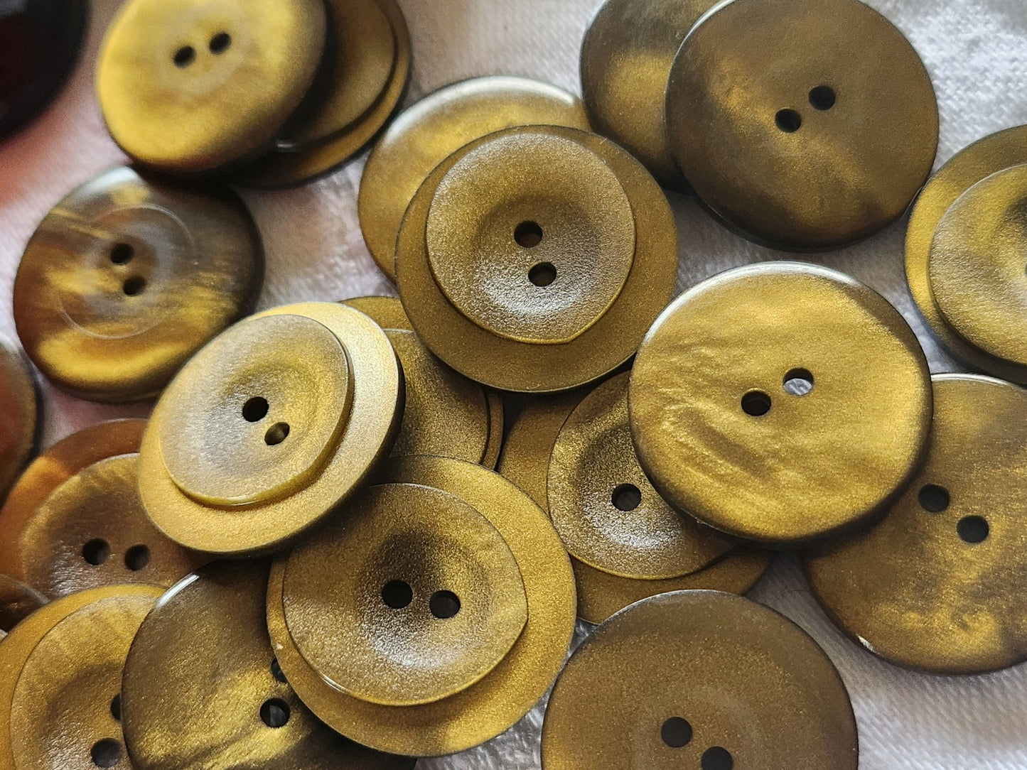 Lot 8 boutons vintagevert cuivré teinte à definir  2,2 cm trous ref 2498