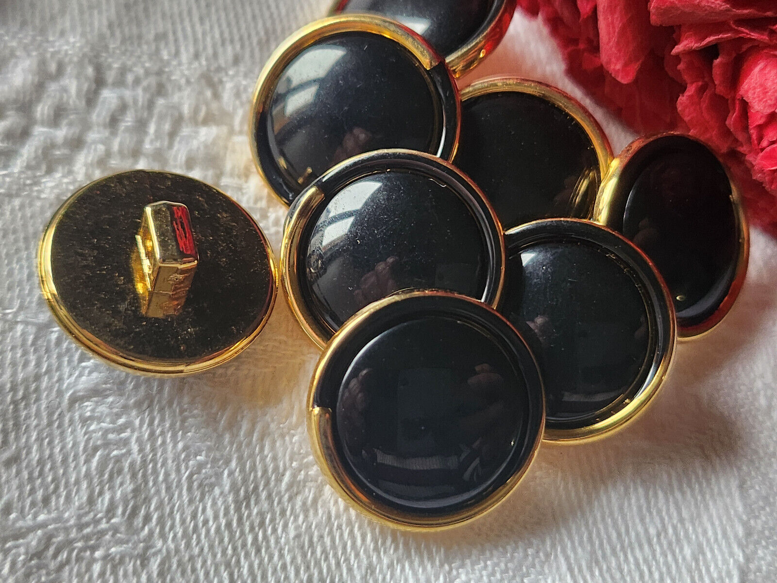 Lot 8 boutons vintage  noir doré acrylique pied 1,8 cm ref 2572