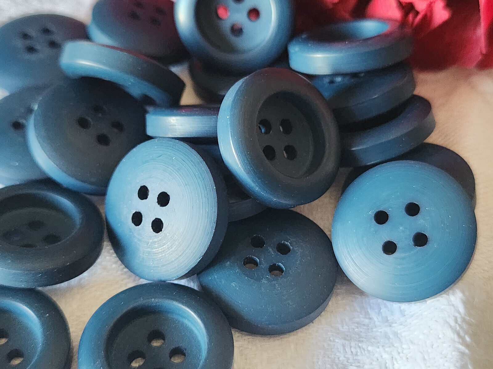 Lot 17  boutons vintage bleu mat haut trous 1,7 cm ref 5797