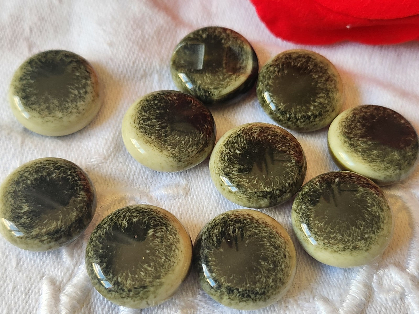 Lot 10  boutons vintage vert/noir creme pied bombé 1,6 cm ref 2488