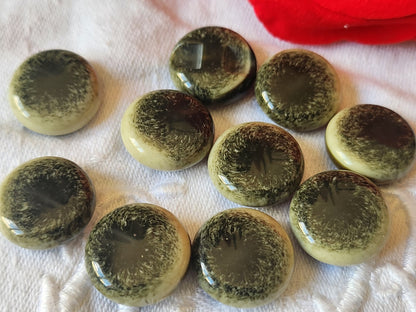 Lot 10  boutons vintage vert/noir creme pied bombé 1,6 cm ref 2488