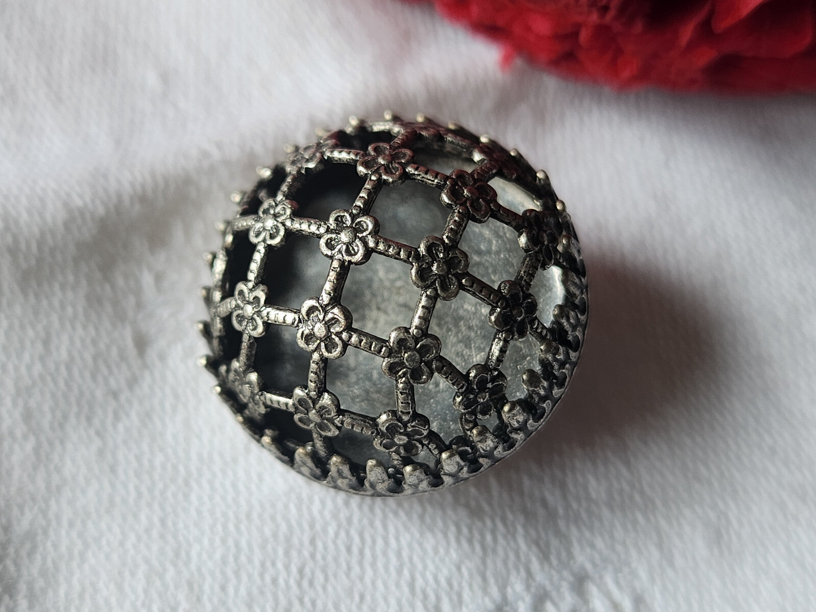 Gros bouton ancien en métal ajouré 2,3 cm dentelle argenté  vintage G17D