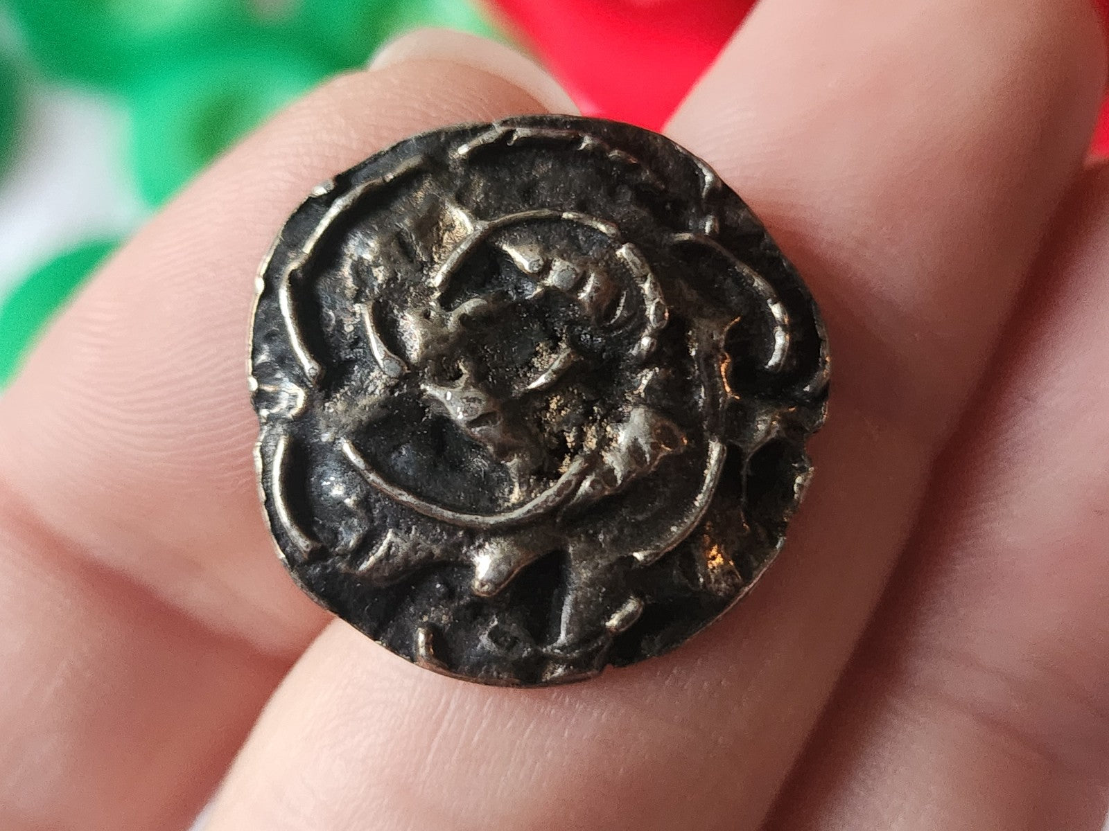Bouton ancien en métal motif à definir 2,3 cm D5K