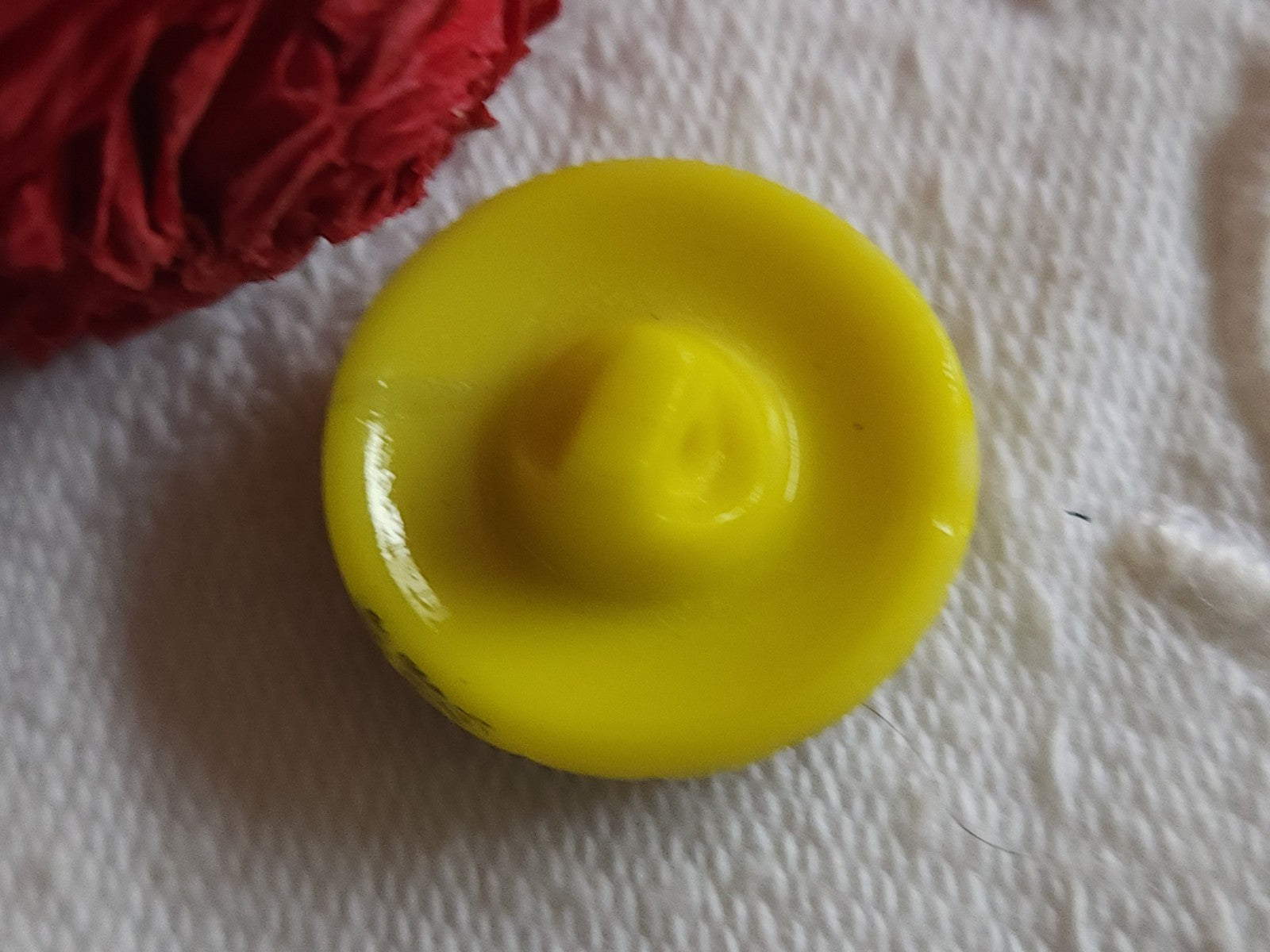 Bouton vintage en verre jaune  travaillé argenté 1,8 cm G7B