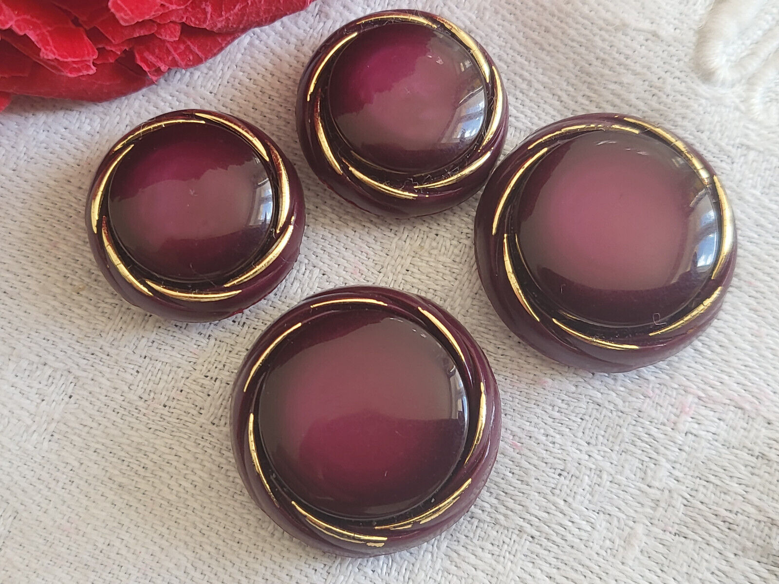 Lot 4 jolis boutons vintage prune à pied diamètre 1,7 et 2,1 cm ref 1791