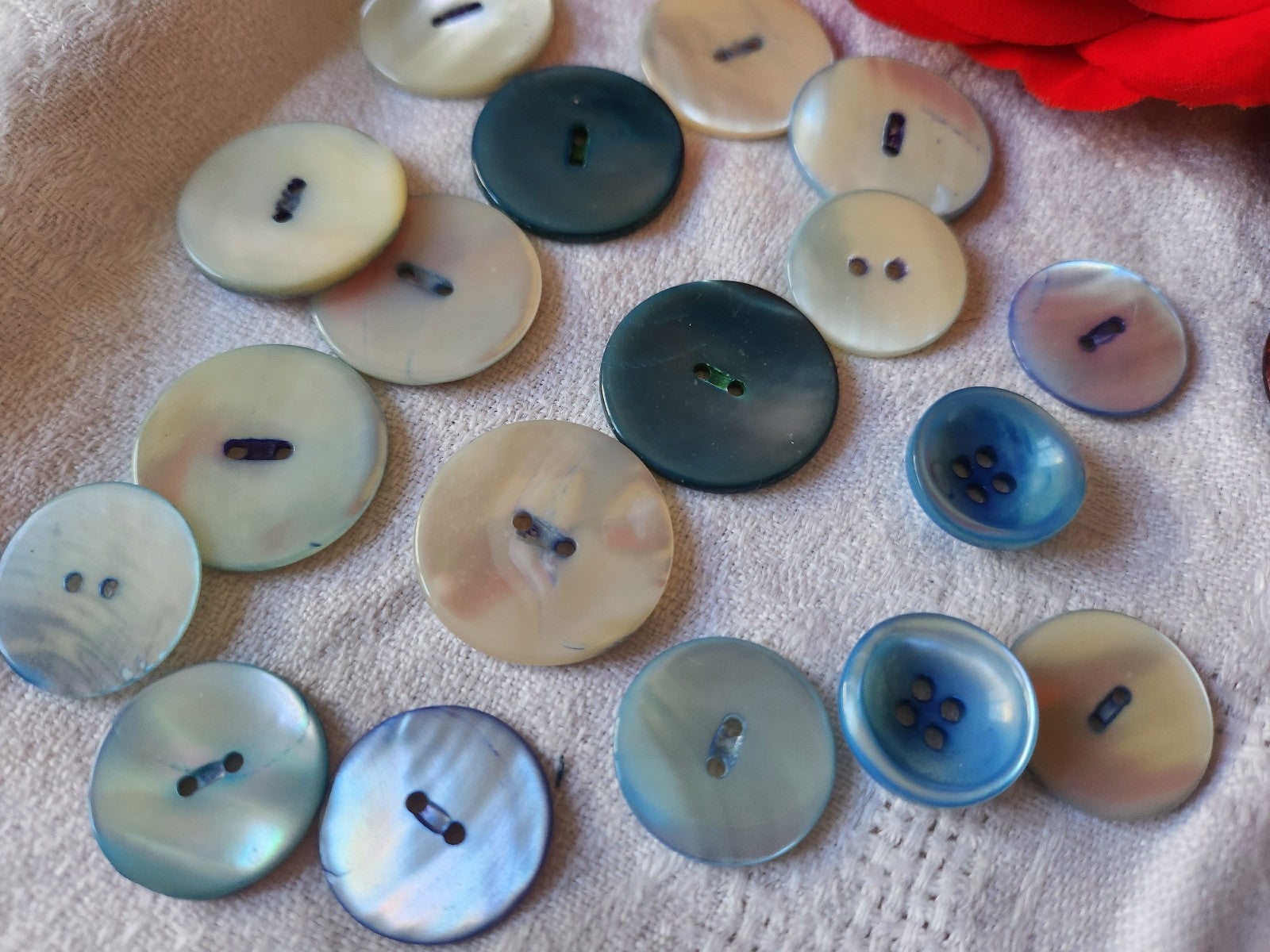 Lot 17 boutons en nacre vintage tons bleu 1,7 cm à 2,5 cm panaché ref 6126