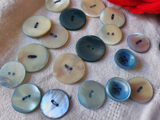 Lot 17 boutons en nacre vintage tons bleu 1,7 cm à 2,5 cm panaché ref 6126