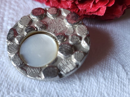 bouton ancien metal argenté gros coeur en nacre 2,5 cm ref 6140