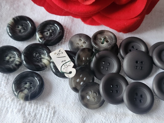 Lot 21 boutons vintage 3 séries tons gris 1,5 à 1,,8 cm ref 1035