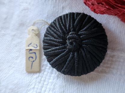 Ancien bouton en passementerie noir 2,7 cm pied D12N