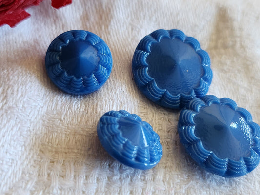 Lot 4 boutons anciens en verre bleu travaillé  1,3 et 1,8 cm D13S