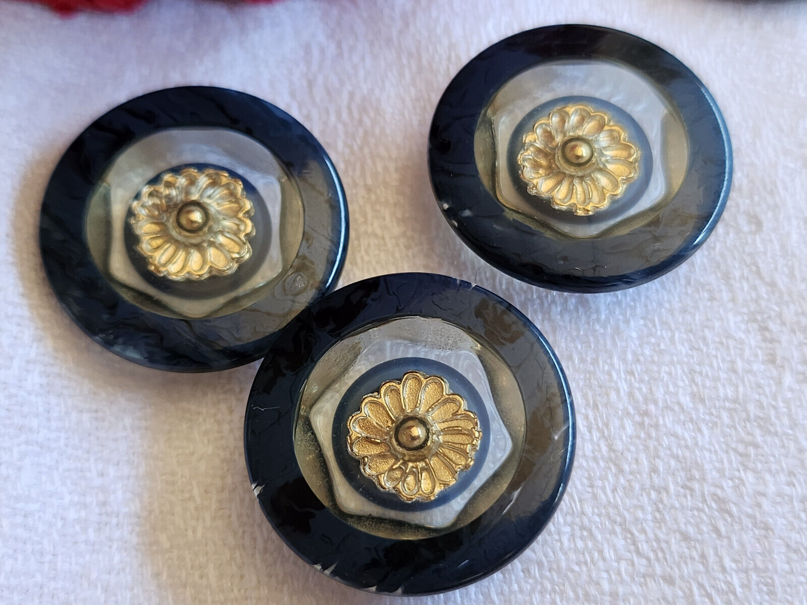 Trio boutons vintage bleu  foncé inclusion doré pied  2,2 cm ref 5074