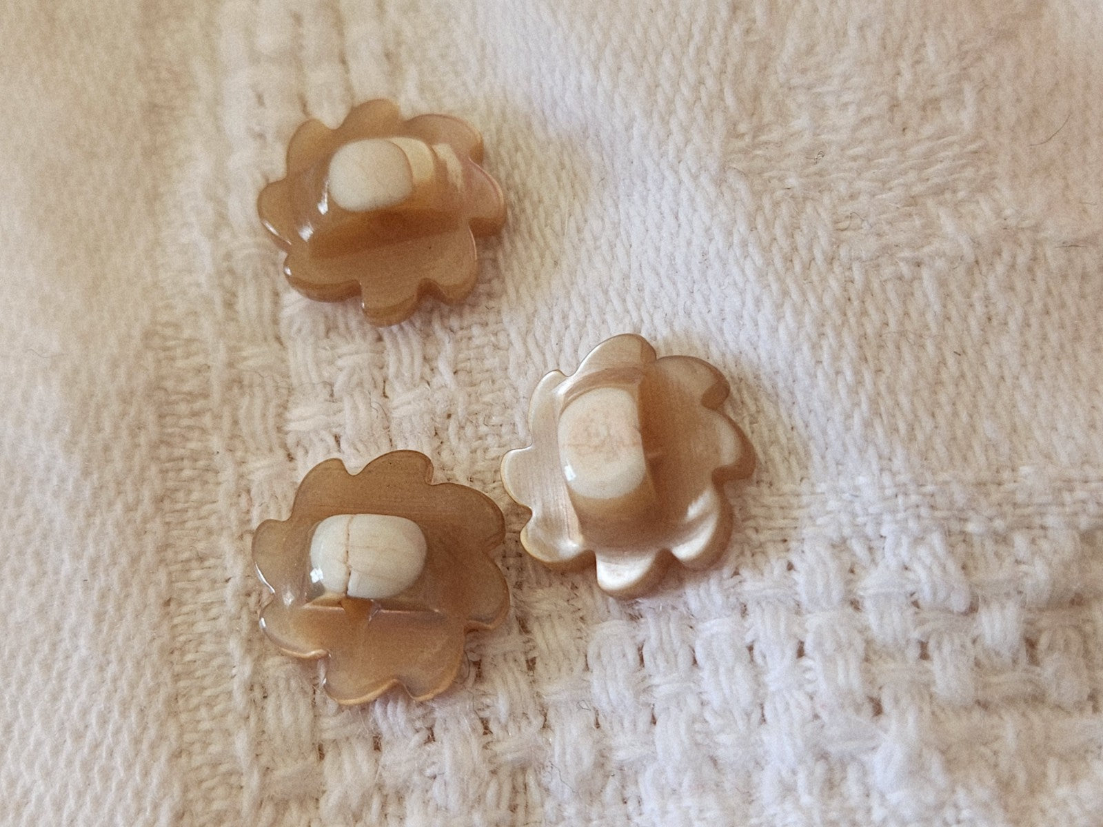 Trio boutons anciens en nacre travaillé marron trés clair 1,1 cm G2A