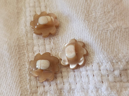 Trio boutons anciens en nacre travaillé marron trés clair 1,1 cm G2A